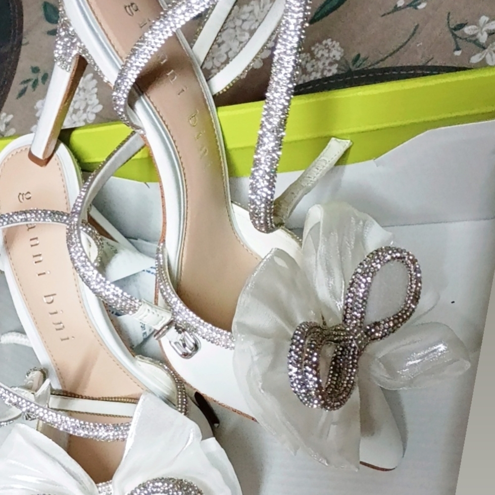 Giani Bernini White Heels with Silver Accents - Picture 2 of 2